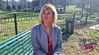 46 Yaşındaki Fransız Milf Emmy, Çılgın Bir Eğlence Arıyor.