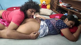 Gecelik Giyen Karı Koca, Bu Ateşli Videoda Evde Romantik Bir Seks Yaşıyor.