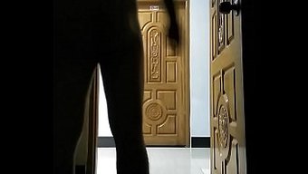 Sergici Komşuların Kapısının Önünde Penisini Gösteriyor