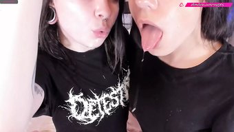 Avrupalı Güzelin Tatlı Ağzı 60 Fps Videoda Spermlerle Doluyor