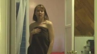 Üvey Annenin Sıcak Banyo Tespiti Kızın Mastürbasyon Talimatıyla Karşılaşıyor