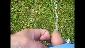 Çiş Şovuyla Açık Havada Tek Başına Oyun Zamanı