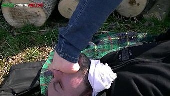 Halka Açık Aşağılama Ve Ceza Videosunda Ayak Yalama