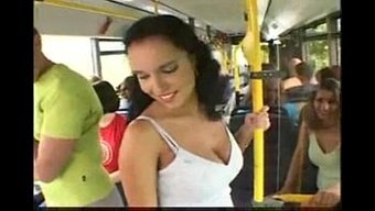 Göğüslü Milf Laura Lion'Un Doğal Güzelliği Röntgenci Otobüs Sahnesi'Nde Sergileniyor