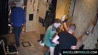 Olgun Kadın Şöhret Deliğinde Gangbang Yapıyor