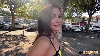 Genç Fransız Kız Valentina Anal Becerilerini Gösteriyor