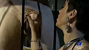 Baştan Çıkarıcı Dominatrix Elodie Chérie, Esirinin Arka Kapısına Tereddüt Etmeden Tutkulu Bir Şekilde Girer.