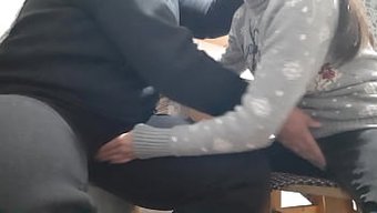 Fetiş Çift, Tamamen Giyinmişken Mutfak Seksini Keşfediyor