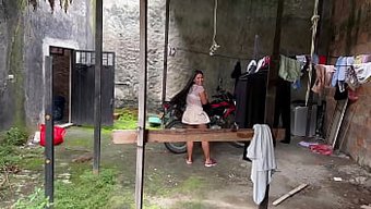 Halka Açık Bir Okul Kızı Öğretmen Tarafından Yakalanır Ve Heyecan Verici Bir Karşılaşmada Onun Tarafından Alınır