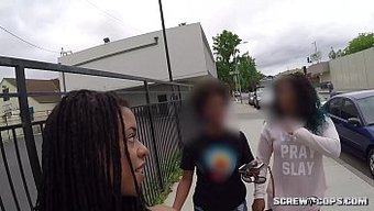 Halka Açık Gösteri: Siyah Kız, Ralli Sırasında Bir Polise Oral Seks Yapıyor