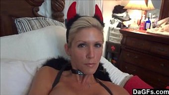 Şeytan Kostümlü Amatör Sarışın Milf Spermlerle Kaplanıyor