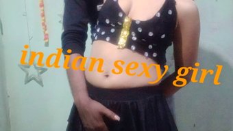 Ince Hint Kızı Duvarda Twerk Yapıyor