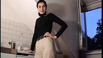Büyük Göğüslü Avrupalı Bebek Ev Yapımı Videoda Yaramaz Oluyor