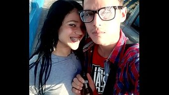 Minyon Colombiana Birkaç Kişi Tarafından Yatağa Götürülüyor