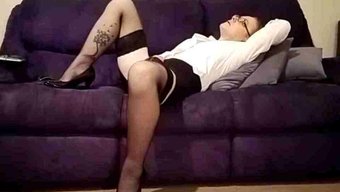 Ince Avrupalı Kız Topuklu Ayakkabı Ve Çoraplarıyla Kendini Tatmin Ediyor
