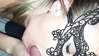 Olgun Milf, Genç Üvey Oğluyla Aldatırken Yakalanıyor
