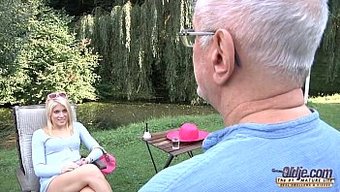 Yaşlı Adam Ve Genç Sarışın Bayan Sert Oral Ve Penetrasyonla Meşgul Oluyorlar