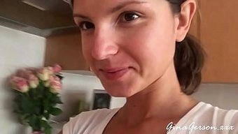 Rus Genç Gina Gerson, Lezzetli Bir Ev Yapımı Yemek Hazırlıyor