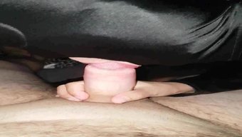 Bir Eş, Erotik Bir Oral Seks Seansı Için Maske Takar
