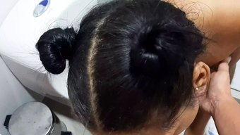 Kahverengi Kolombiyalı Bebek Duşta Derin Boğaz Sakso Çekiyor