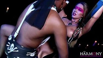 Büyük Doğal Göğüslere Ve Irklararası Eyleme Sahip Bdsm Temalı Üçlü