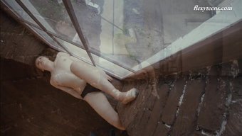 Rita Pervorazova'Nın Minyon Göğüsleri Ve Seksi Ayakları Sergileniyor