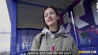 Amatör Güzellik Jessika Night, Erik Everhard'Dan Arkadan Sikişin Tadını Çıkarıyor