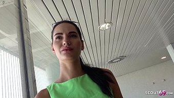 Alman Izci, Sıcak Genç Megan'I Bulur Ve Onunla Halka Açık Seks Yapar