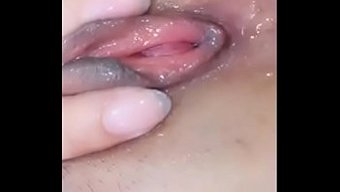 Asyalı Güzelin Oyuncaklarla Tek Başına Oyunu