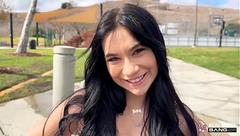 Cılız Hatun Delilah Dagger, Kocaman Bir Sik Için Yanıp Tutuşuyor.