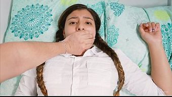 Evde Üvey Abisi Tarafından Becerilen Tatlı Kız, Kimsenin Dikkatini Çekmedi.