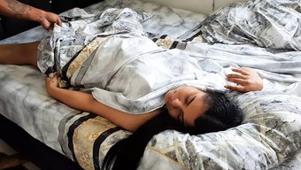 Genç Üvey Kız Kardeş Derin Boğaz Ve Büyük Doğal Göğüslerin Tadını Çıkarıyor