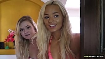 Nina Elle'In Büyük Doğal Göğüsleri Ve Traşlı Amı, Cowgirl Pozisyonunda Sergileniyor