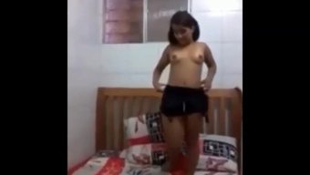 Büyüleyici Kız Vücudunu Ortaya Çıkarıyor Ve Videoya Kaydedilen Sevgilisi Için Diy Videosunda Kendini Tatmin Ediyor