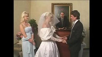 Genç Sarışın Karısı Missy Monroe, Birkaç Gaz Maskesi Fetişisti Tarafından Bağlanıp Hükmediliyor