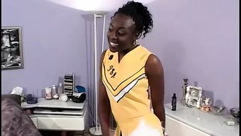Koyu Tenli Cheerleader, Samimi Bölgesinde Sert Bir Yarrağa Karşı Koyuyor