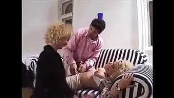 Şanslı Adam, Iki Olgun Kadın Tarafından Yüzünü Siktiriyor