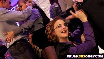Kulüpte Azgın Swingerlarla Grup Seks