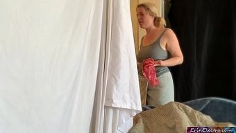 Sarışın Milf, Külotla Kaplı Bir Boşalmanın Tadını Çıkarıyor