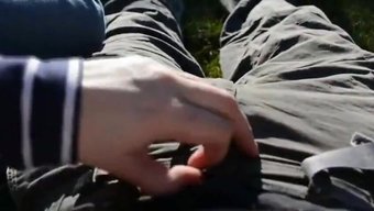 Açık Havada Yapılan El Işi, Göğüslere Boşalma Ile Sonuçlanıyor