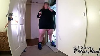 Güzel Şişman Kadınlar Milf, Dolapta Sigara Içiyor Ve Mastürbasyon Yapıyor