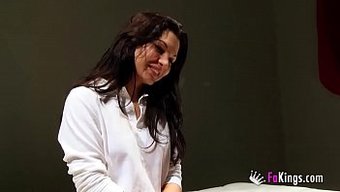 Avrupa'Lı Genç (18+), Sert Eylemin Ilk Tadını Alıyor