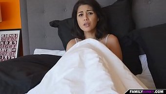 Küçük Göğüslü Sevimli Üvey Kız Kardeş, Hd Bir Videoda Sakso Çekiyor Ve Üstte Sürüyor