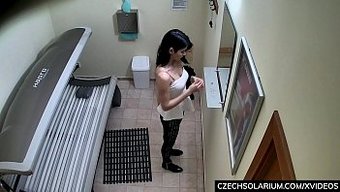 Çek Genç Kız Solo Mastürbasyonun Tadını Çıkarıyor