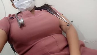 Sıcak Bir Milf, Doğal Göğüslerini Sergileyerek Ve El Işi Yaparak Iş Yerinde Eğleniyor