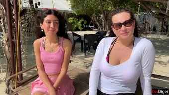 Plajda Üvey Anne Ve Üvey Kız Arasında Erotik Ve Riskli Bir Sik Teşhir Sahnesiyle Yasak Bir Doğanın Halka Açık Karşılaşması.