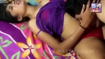 Desi Hintli Kadın, Görünmez Bir Güçle Amına Sertçe Geçiriyor.