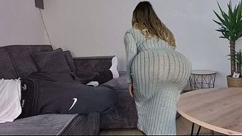 Üvey Anne, Üvey Oğluna Temizlik Yaparken Sert Bir Aletle Yardım Etti.
