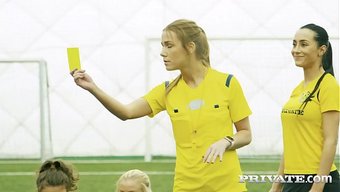 Futbol Oynadıktan Sonra Dövmeli Sarışın, Kameraya Analın Derinliklerine Girmeme Izin Veriyor.