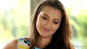 Genç Bebekler Dani Daniels Ve Shyla Jennings Lezbiyen Eğlencesine Dalıyorlar